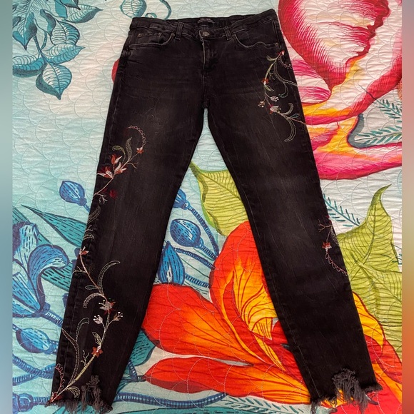 NWOT Zara Black Floral Embroidered Raw Hem Skinny Jeans Waist 15”. - Picture 10 of 13
